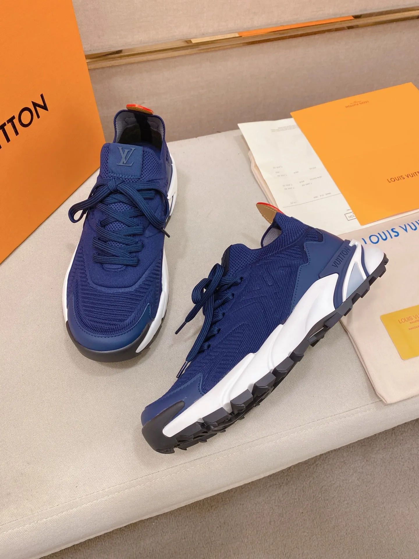 Men's Men's Shoes💰: 620💰The high version of the LV Runner Tatic sneakers are made of a whole piece of technical knitting to create an easy-to-take-on design, and are trimmed with cow leather to outline the upper. The LV logo on the side creates a dynamic feel among the textures, and the leather back strap is shaped like the handle fasteners in the Louis Vuitton leather goods collection. Mixed materials Laces Louis Vuitton accents Rubber outsole with Vuitton logo Size 39-44 Customizable 38.45.46
